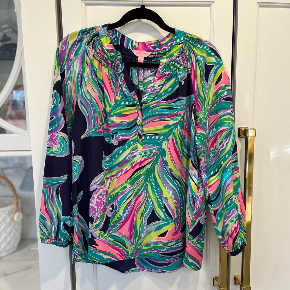 LILLY PULITZER WLSA SILK TOP in DON’T LEAVE ME HANGING print, Sz S •NWOT•
